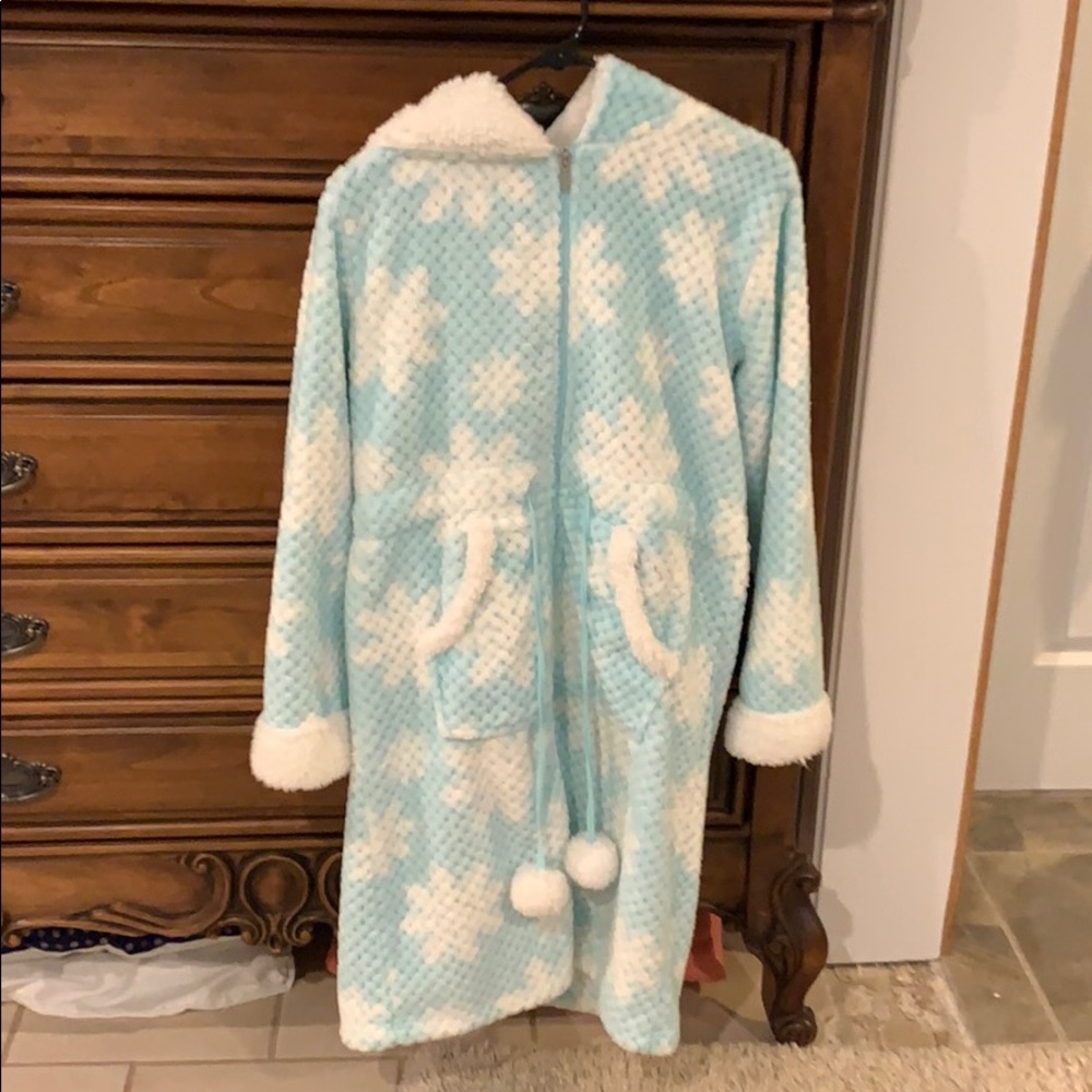 BRAND NEW fuzzy house coat/robe